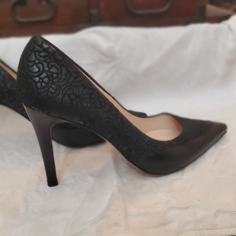 Peter Kaiser black pump size 8
